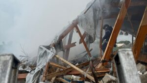Балкон в многоэтажке, газовая труба и крыша: из-за российских ударов в Запорожской области произошло несколько пожаров (ФОТО)
