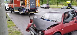 У Запоріжжі автівка врізалася в електроопору: рятувальники дістали пасажира з понівеченої машини (ФОТО)