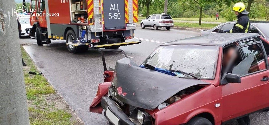 У Запоріжжі автівка врізалася в електроопору: рятувальники дістали пасажира з понівеченої машини, — ФОТО