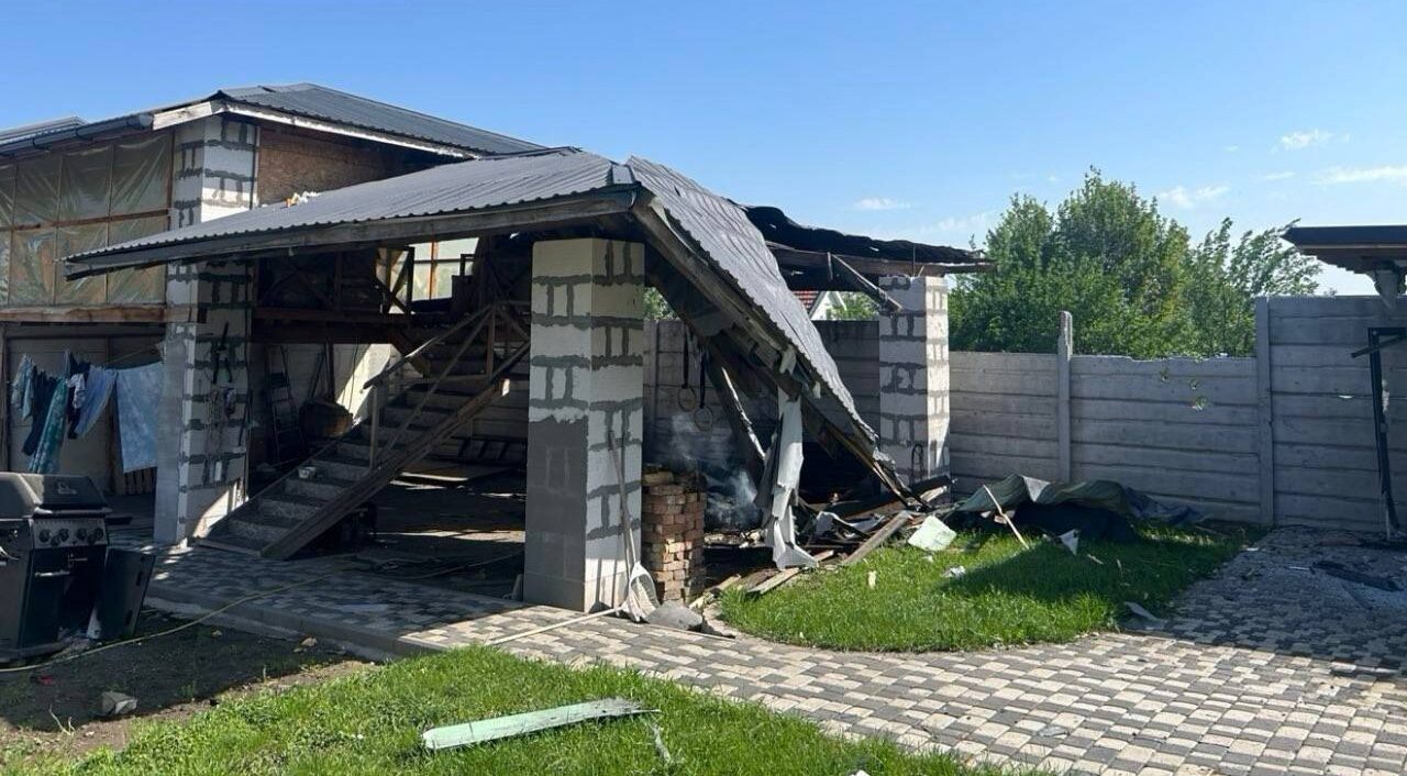 Ворог завдав удару по Запоріжжю: виникла пожежа у дворі приватного будинку, — ФОТО