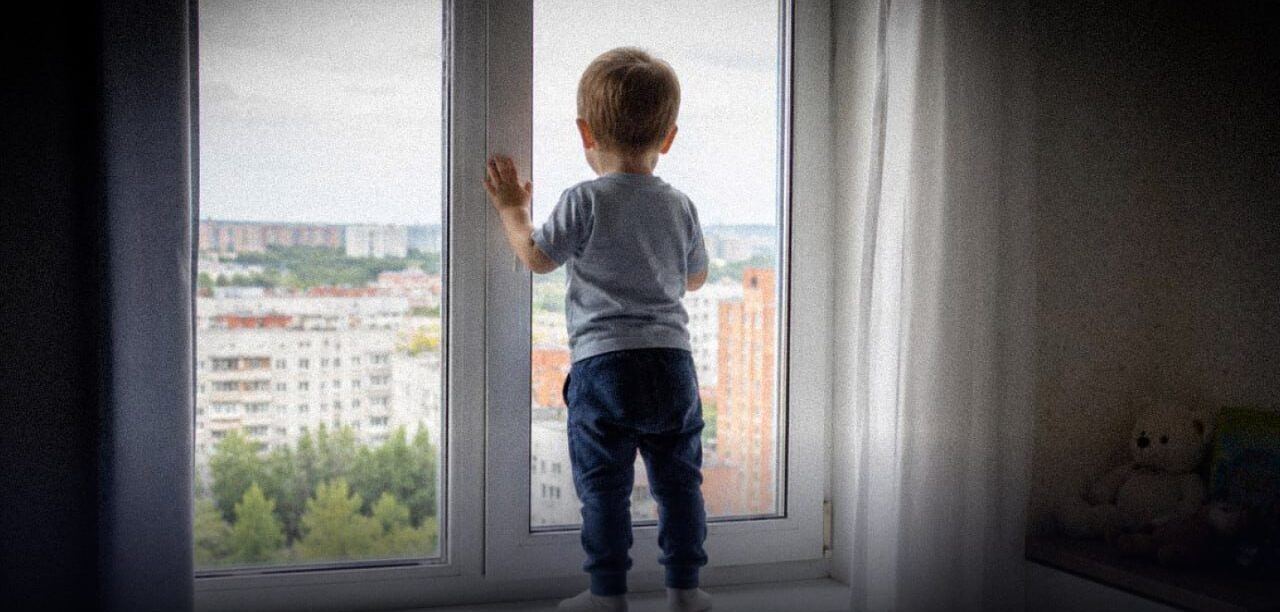 У Запоріжжі трирічна дитина випала з вікна четвертого поверху: вона в лікарні
