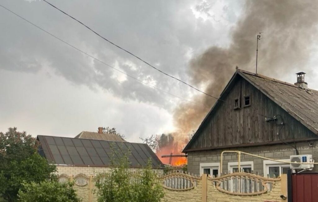 Російські війська атакували Запоріжжя: пошкоджені будинки, сталася пожежа на промисловому об'єкті