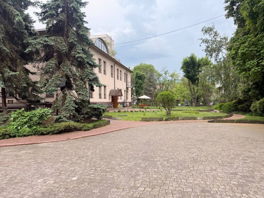 Монтессори-лицей находится по адресу: улица Независимой Украины 82а.