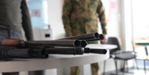 Російські загарбники конфіскують у мешканців мисливську зброю для армії РФ та боротьби з дронами