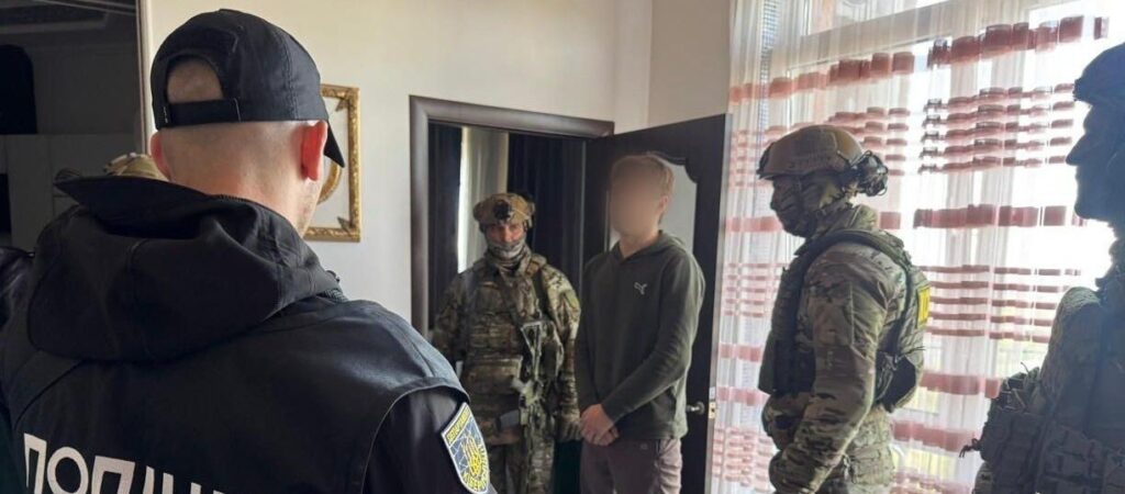Видавали себе за податківців: організована група запорізьких шахраїв ошукала підприємців на 700 тисяч гривень, — ФОТО