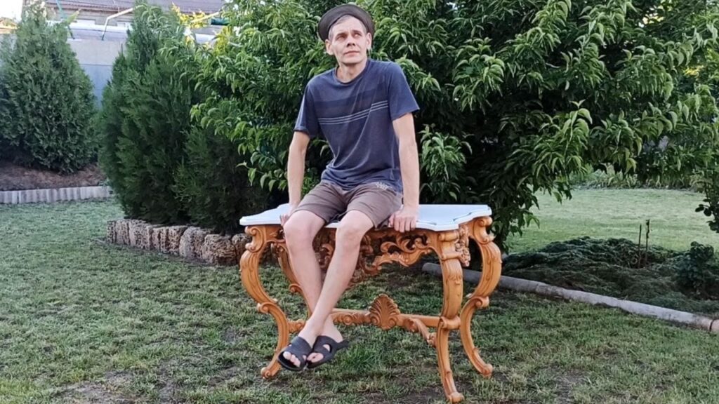 Станіслав Асєєв створює дерев’яні прикраси, які купують за кордоном