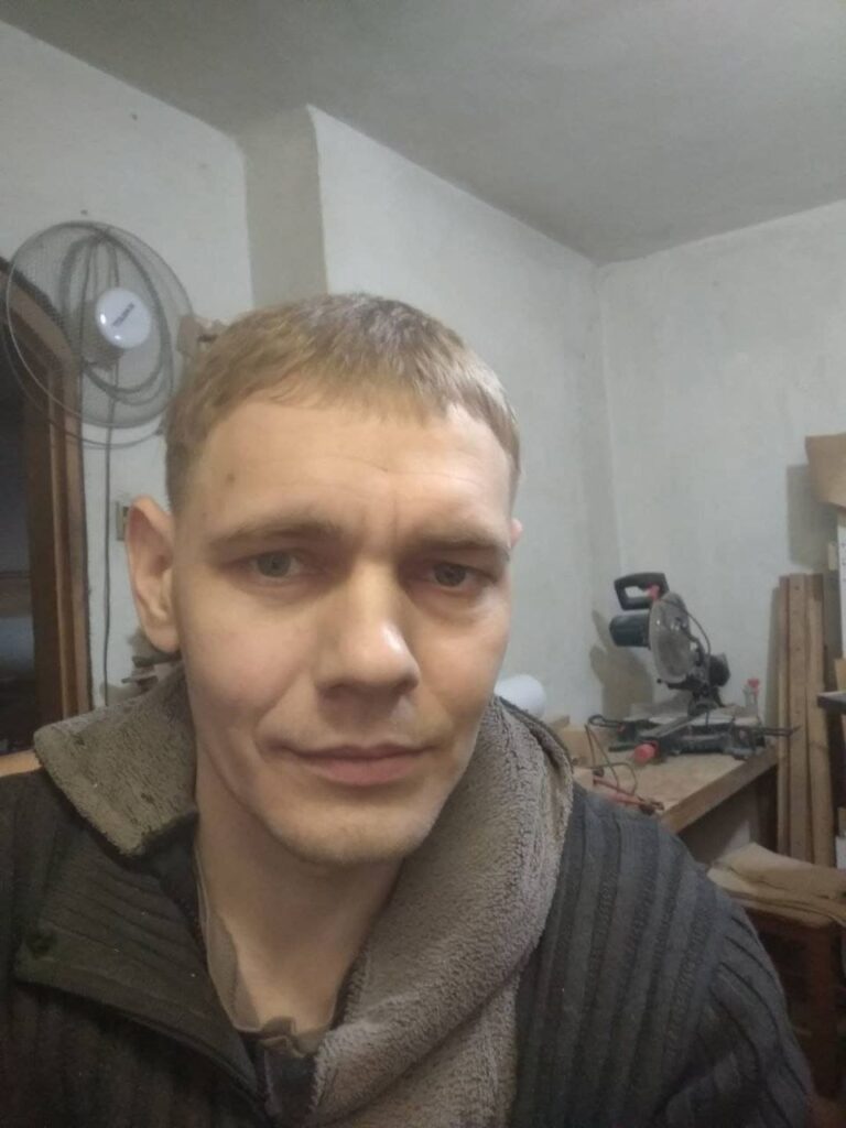 Станіслав Асєєв створює дерев’яні прикраси, які купують за кордоном