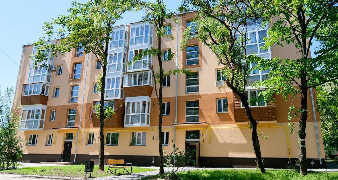 У Запоріжжі відновили багатоповерхівку, яка тричі потерпала від російських ударів, — ФОТО