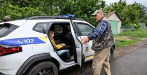 Вночі ховались в погребі: з прифронтового запорізького села евакуювали дві родини з дітьми, — ФОТО, ВІДЕО