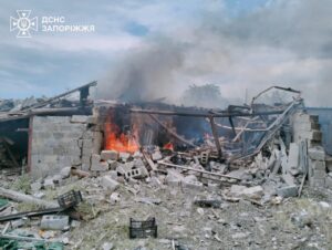 Спалахнули 10 гаражів та крамниця внаслідок російських ударів по Запорізькому району, — ФОТО