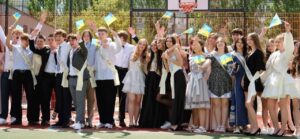 Вчилися у змішаному форматі: для школярів Запоріжжя та області завершується навчальний рік, — ФОТО