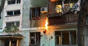 Горели легковые автомобили и газовая труба: спасатели показали последствия сегодняшнего российского удара по Запорожью, — ФОТО, ВИДЕО