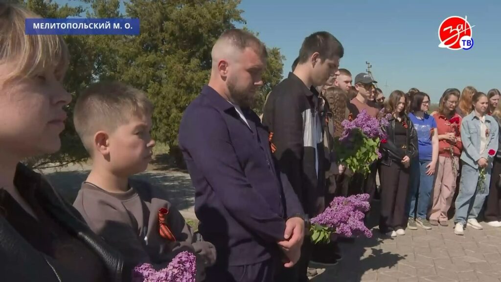 Школярів з окупованого Мелітополя привели до меморіалу Другої світової війни.