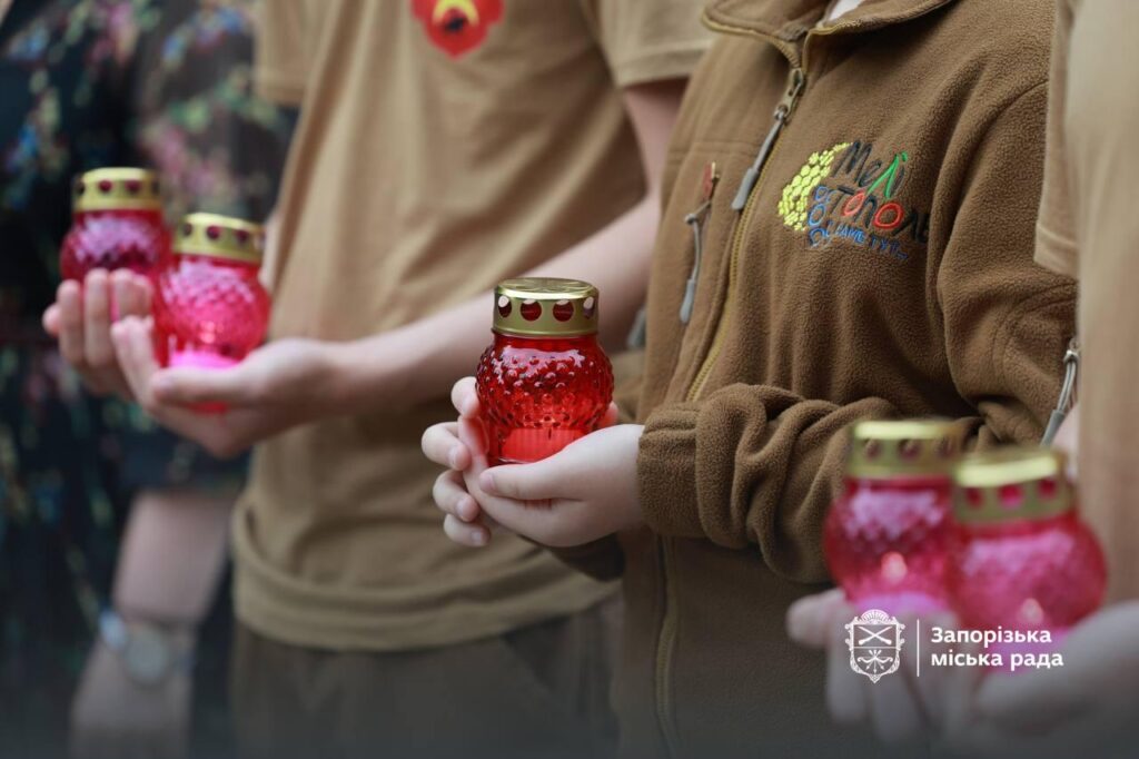Дзвіночки замість голосів: у Запоріжжі вшанували пам’ять дітей, життя яких забрала війна (ФОТО, ВІДЕО)