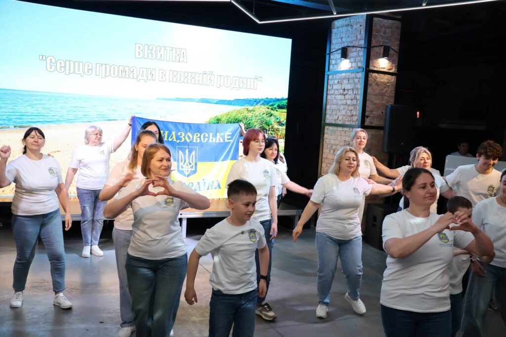 Семьи Приазовской, Кирилловской и Софиевской громад во время фестиваля «Семейный круг под Азовским солнцем» в Запорожье по случаю Дня семьи