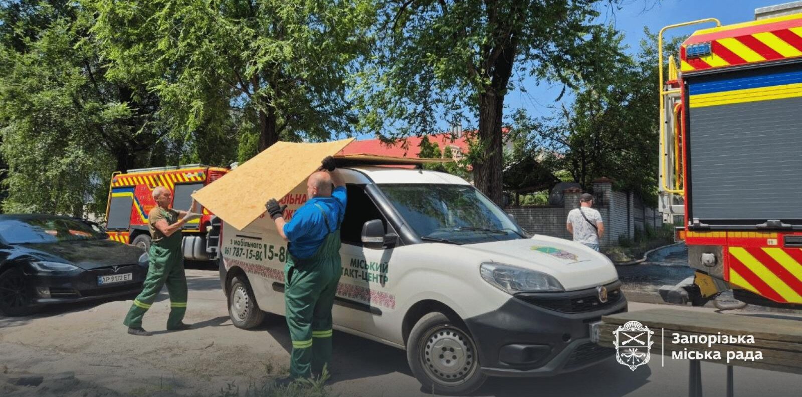 Вибиті вікна та понівечені покрівлі: після сьогоднішніх російських ударів по Запоріжжю пошкоджені будинки у трьох районах міста, — ФОТО