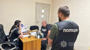 Командир воинской части, обороняющей Запорожское направление, безосновательно начислял зарплату военнослужащим, уклонявшимся от службы