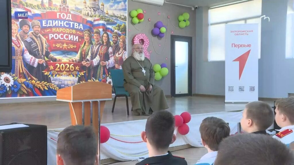 Священник Російської православної церкви Святослав Чурканов виступає перед учнями кадетських класів у школі №15 окупованого Мелітополя