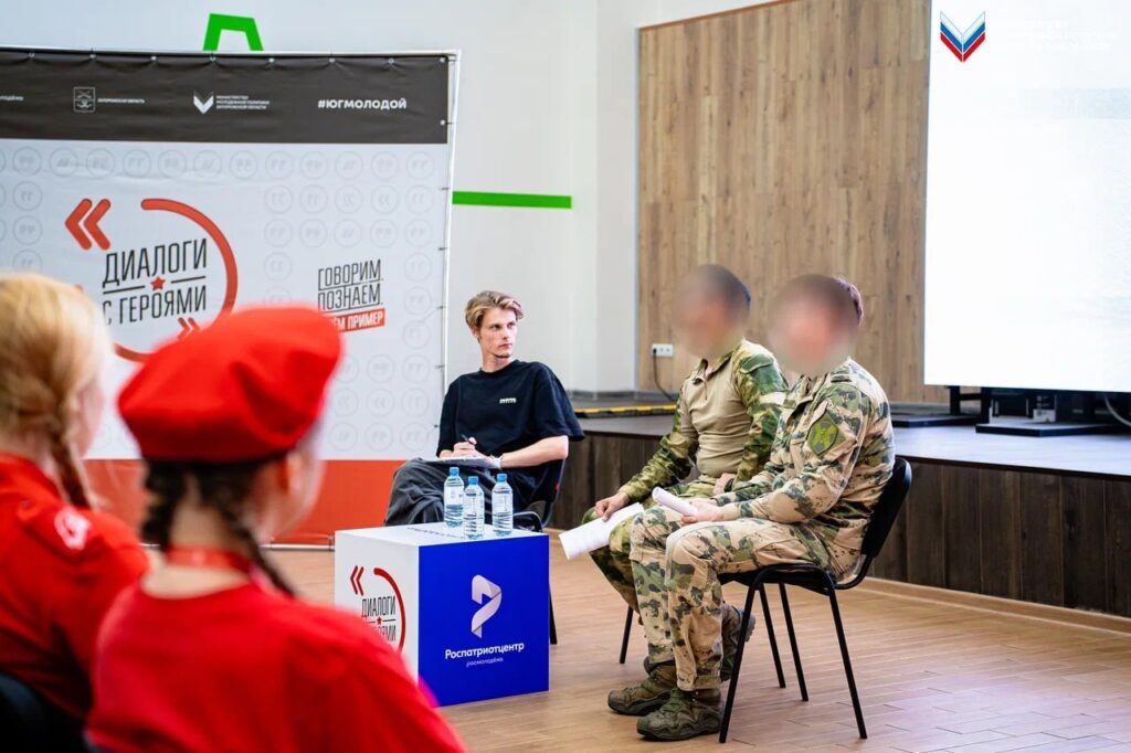 На окупованій частині Запорізької області в межах програми «Діалоги з Героями» російські військові розповідають молоді про власний бойовий досвід у війні проти України та закликають до військової служби