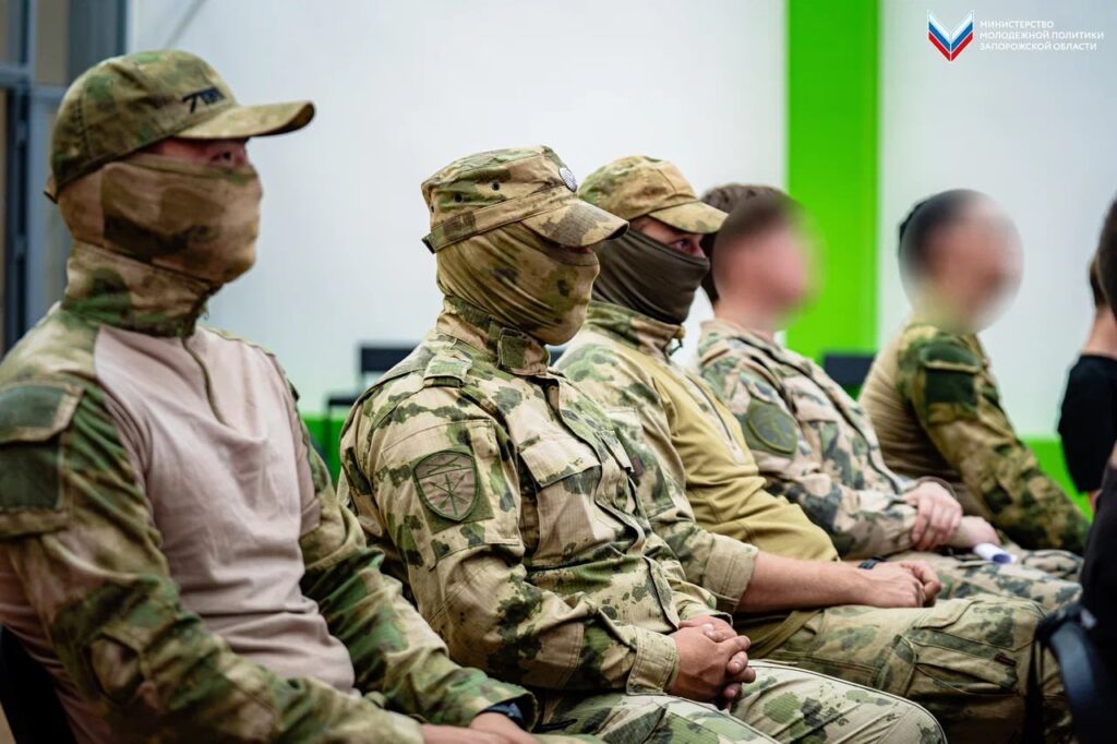 На окупованій частині Запорізької області в межах програми «Діалоги з Героями» російські військові розповідають молоді про власний бойовий досвід у війні проти України та закликають до військової служби