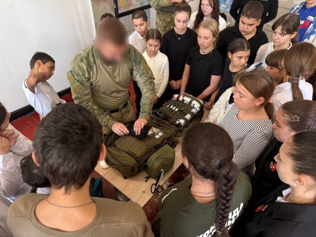 Школьников оккупированной Приазовской громады обучают обращению с оружием и тактической медицине во время «уроков мужества»