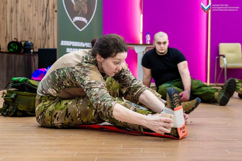 Співробітники запорізького відділення центру «Воїн» проводять заняття для молоді в окупації