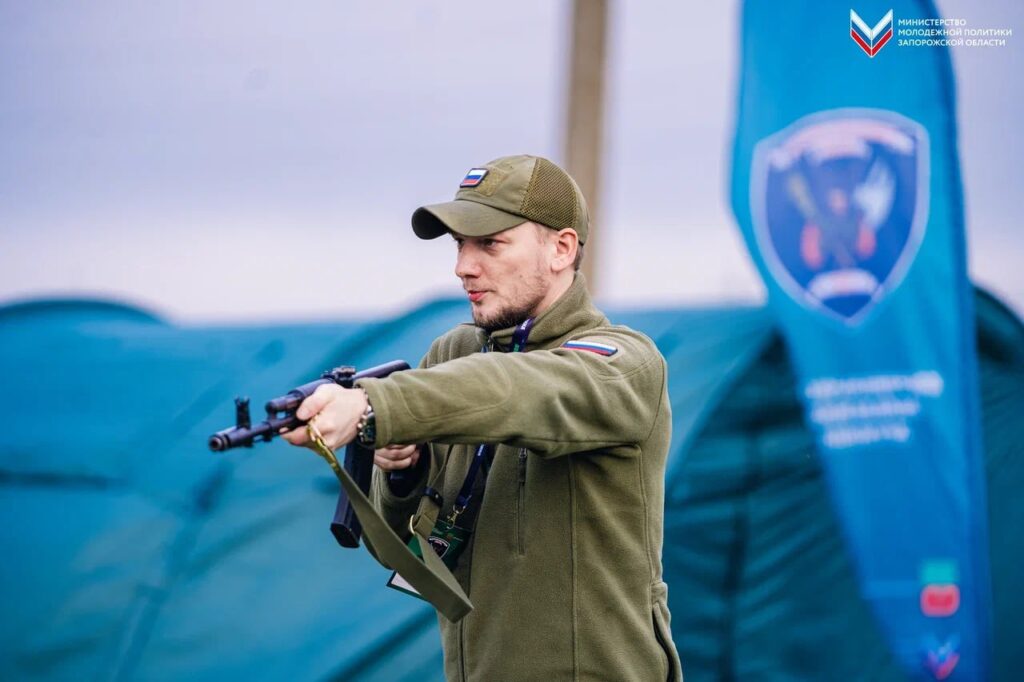 Співробітники запорізького відділення центру «Воїн» проводять заняття для молоді в окупації