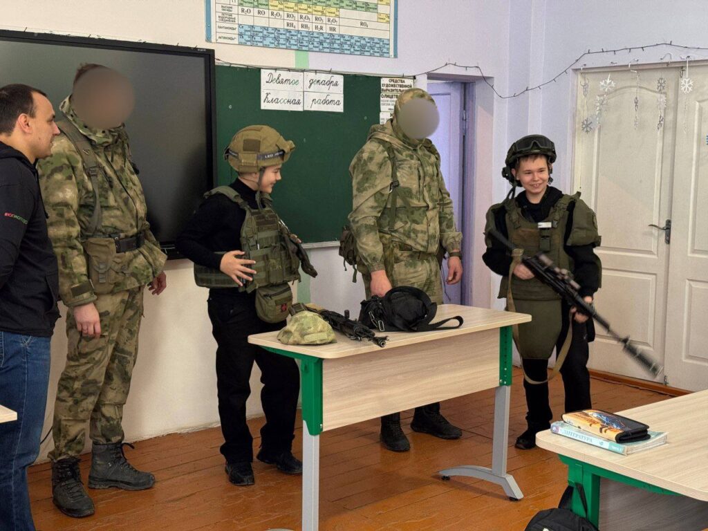 Школьников оккупированной Приазовской громады обучают обращению с оружием и тактической медицине во время «уроков мужества»