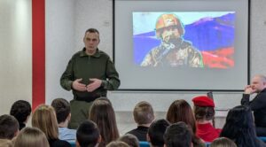 «Диалоги с героем»: как в оккупированной Запорожской области привлекают российских боевиков к воспитанию украинских детей