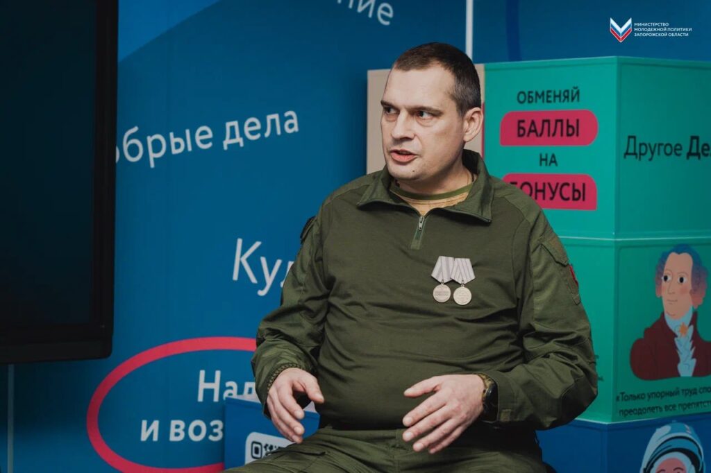 У межах програми «Діалоги з Героями» на окупованій частині Запорізької області ветеран війни проти України та представник фонду «Защитники Отечества» Кирило Бабушкін проводить зустрічі з дітьми та молоддю