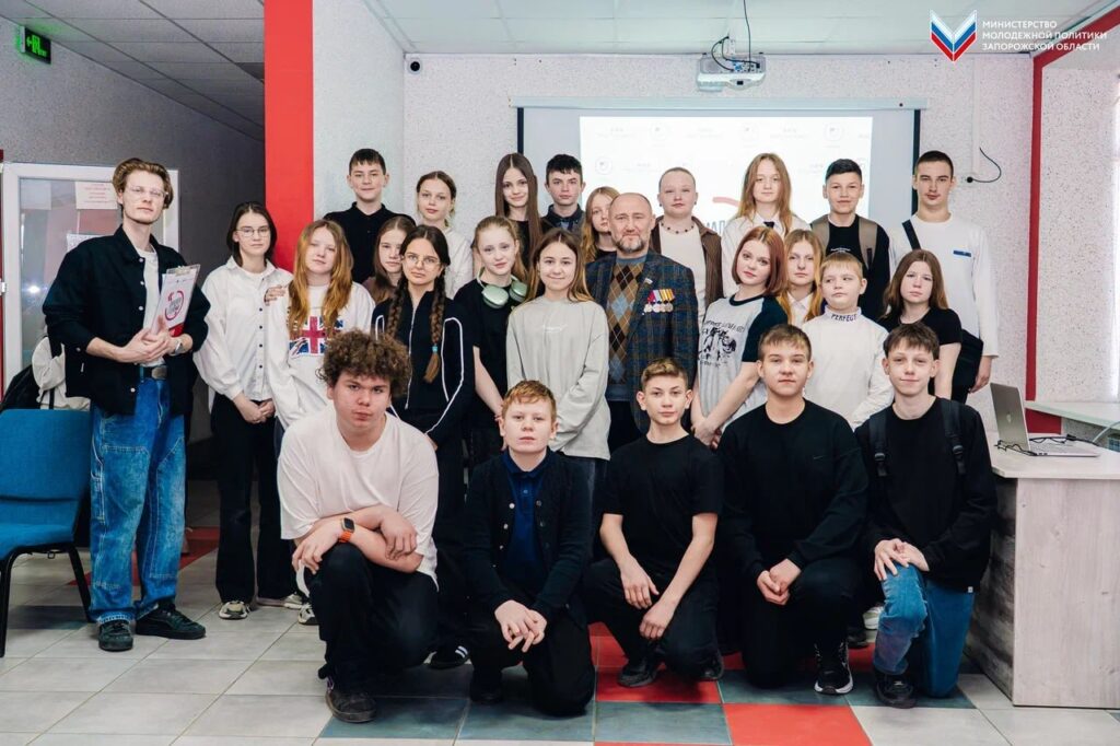 У межах програми «Діалоги з Героями» на окупованій частині Запорізької області учасник війни проти України Сергій Юрченко розповідає школярам про «обов’язок перед Батьківщиною» та військову службу