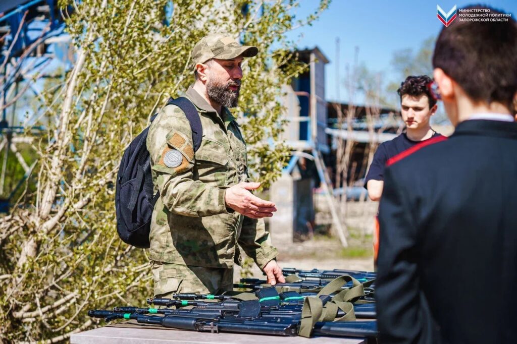 На окупованій частині Запорізької області програму «Діалоги з Героями» інтегрували до заходу з військової підготовки молоді під час з’їзду «Добровольчої молодіжної дружини» у квітні 2026 року