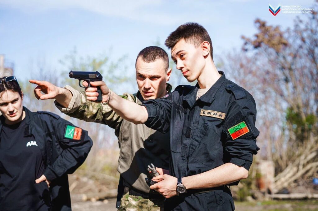 На окупованій частині Запорізької області програму «Діалоги з Героями» інтегрували до заходу з військової підготовки молоді під час з’їзду «Добровольчої молодіжної дружини» у квітні 2026 року