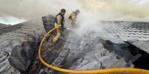 Через удари російських військ у передмісті Запоріжжя палали будинки та автівки, — ФОТО