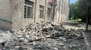 Ворог вдарив по Вільнянську: є поранений, пошкоджено БК, — ФОТО, ВІДЕО