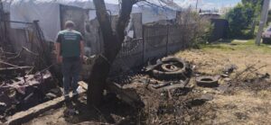 Засмічення землі та воронка: наслідки російського удару по Шевченківському району Запоріжжя 1 червня, — ФОТО