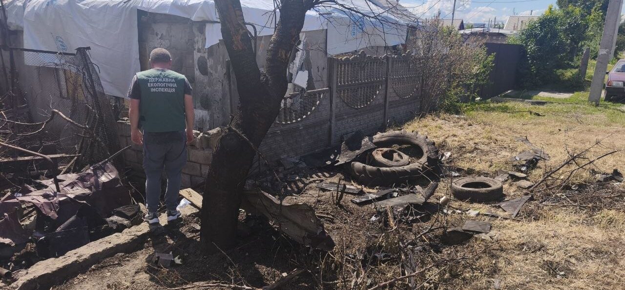 Засмічення землі та воронка: наслідки російського удару по Шевченківському району Запоріжжя 1 червня, — ФОТО