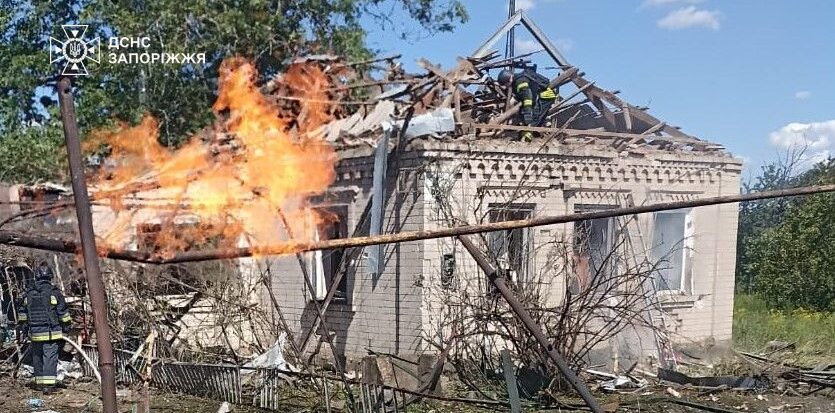 После обстрелов российских войск в Запорожье и области горели автомобили, газопровод и сухая трава, — ФОТО