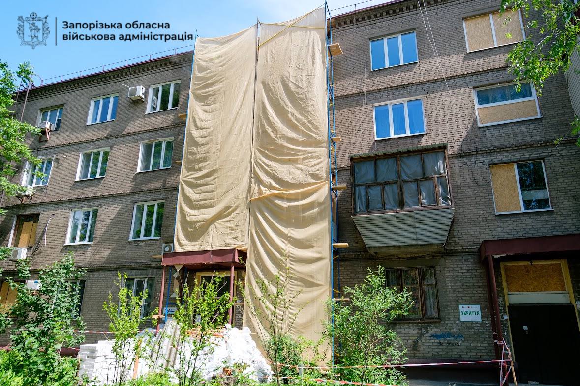 У Запоріжжі відновлюють чотириповерхівку, пошкоджену ворожим безпілотником, — ФОТО
