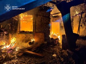 Горіли будинки та машина внаслідок російського удару по Запоріжжю та району, — ФОТО