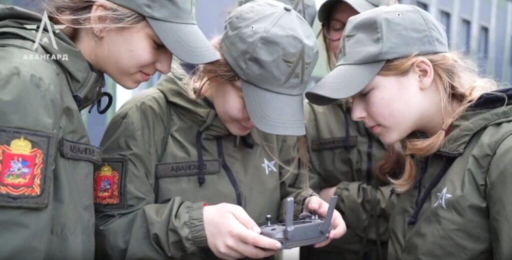 Табір майбутніх солдатів: школярів з окупованої частини Запорізької області вивезли у Волгоград на стройові заняття та тактичні тренування (ФОТО)