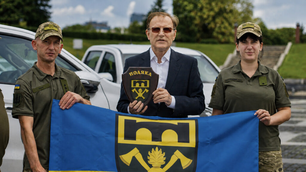 В.о. генерального директора комбінату «Запоріжсталь» Тарас Шевченко особисто передав ключі від 13 13 нових повнопривідних пікапів бойовим бригадам, які боронять країну на Запорізькому напрямку