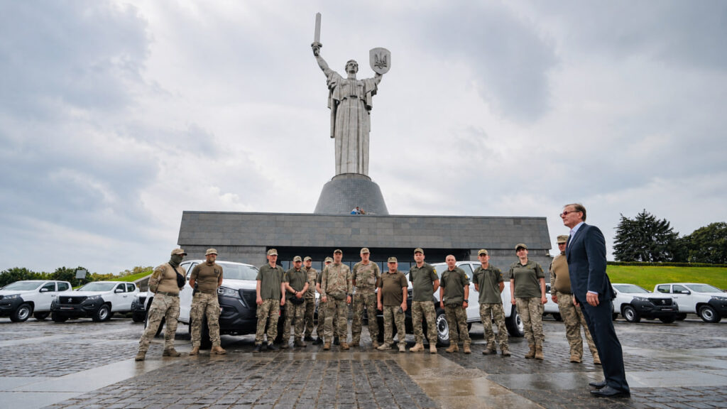 «Сталевий фронт Ріната Ахметова»: Метінвест передав запорізьким бригадам 13 позашляховиків