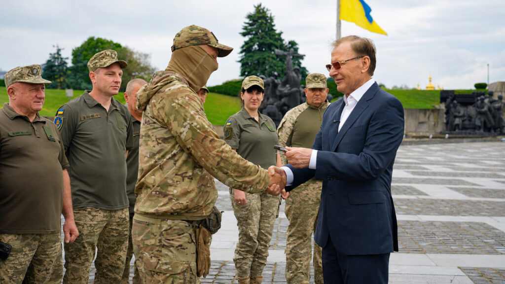 «Сталевий фронт Ріната Ахметова»: Метінвест передав запорізьким бригадам 13 позашляховиків