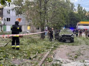 Ввечері ворог завдав ударів по Запоріжжю: загинула жінка, поранені люди, пошкоджені будинки, — ФОТО, ВІДЕО