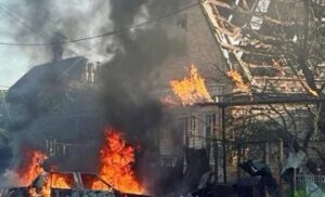 Вранці ворог обстріляв Запоріжжя: палав будинок, — ФОТО, ВІДЕО