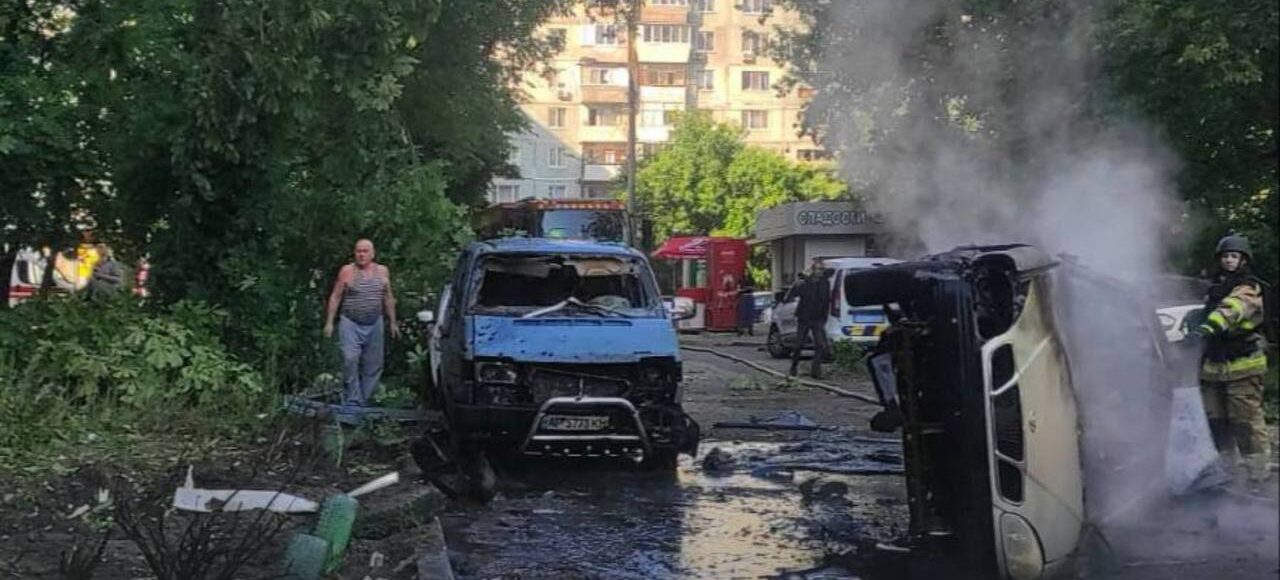 Ранкові удари по Запоріжжю: є загиблі та поранені, пошкоджені об'єкти промислової інфраструктури, горіли авто, — ФОТО, ВІДЕО