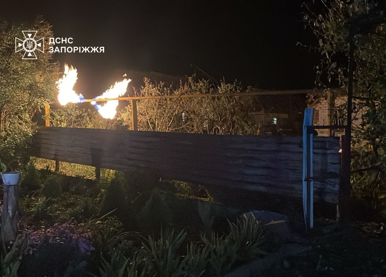 Горіли будинок, газопровід та машина: надзвичайники ліквідували вісім пожеж в Запорізькій області, що виникли через ворожі удари