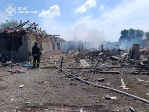 Горели машины и жилой дом в результате российских ударов по пригороду Запорожья