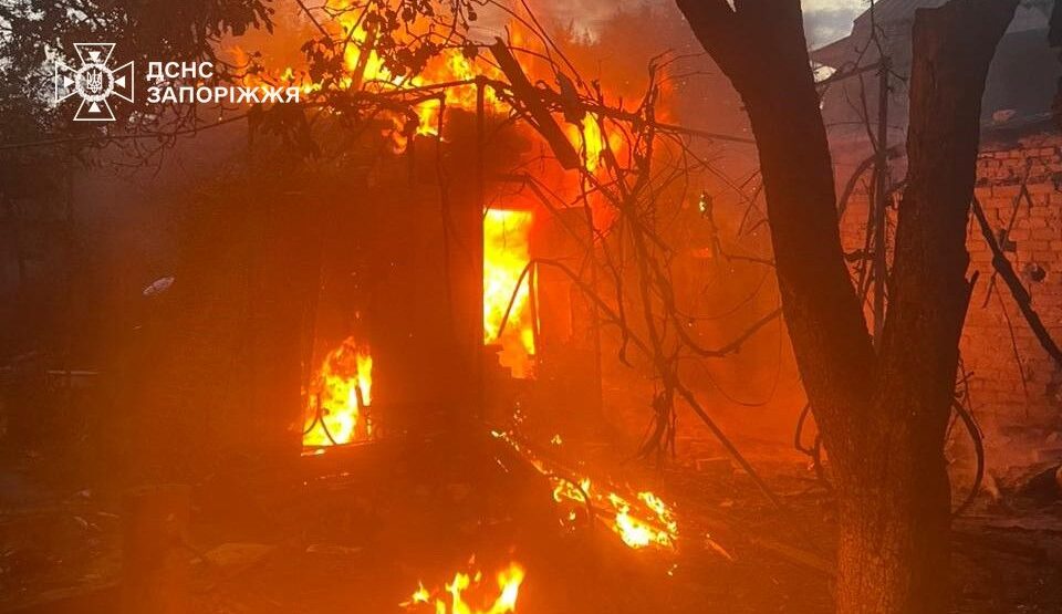 Двоповерховий будинок, станція та суха рослинність: через російські удари по Запоріжжю та району виникли пожежі, — ФОТО